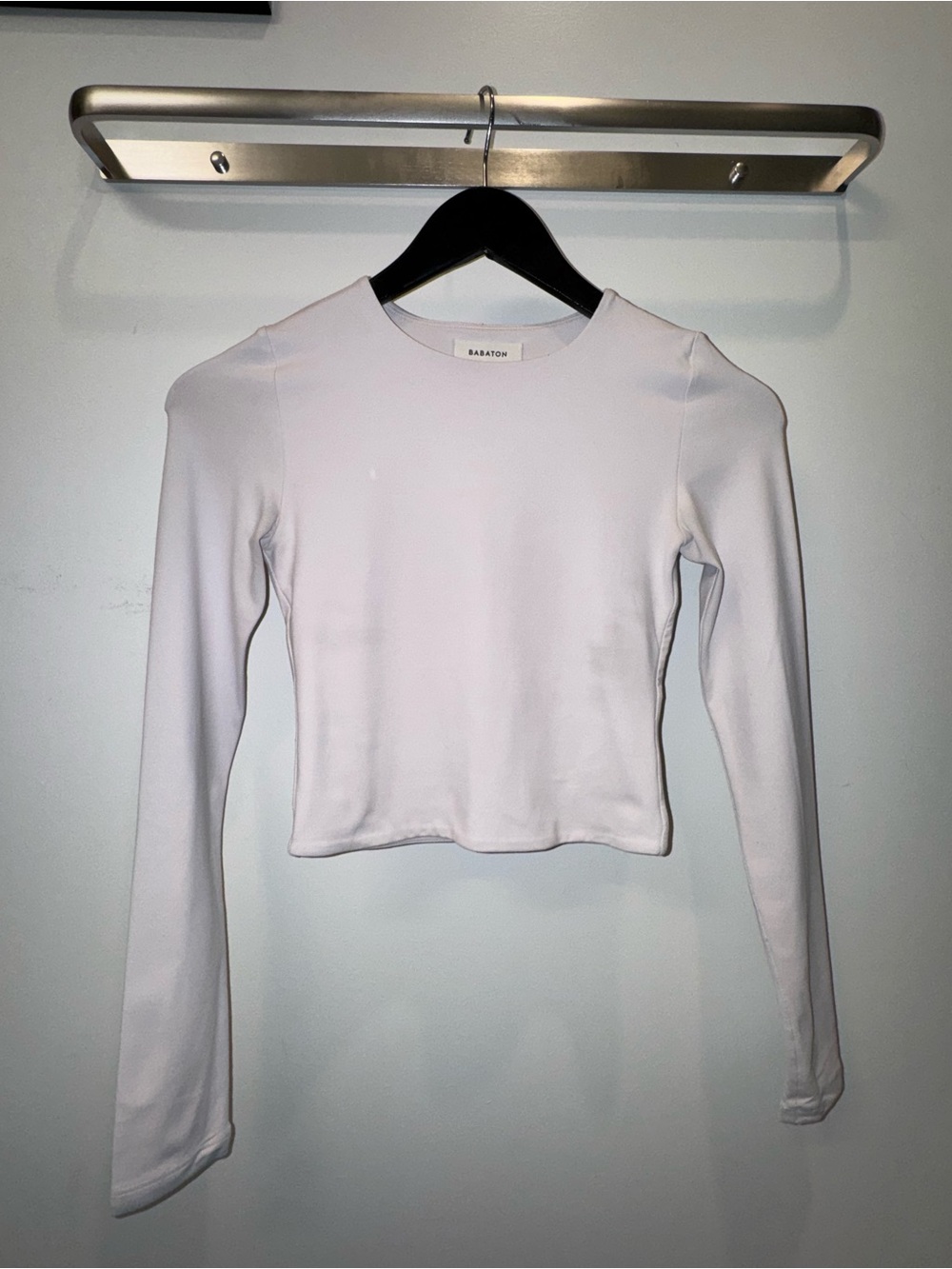 Aritzia Babaton original contour pale pink cropped long sleeve shirt